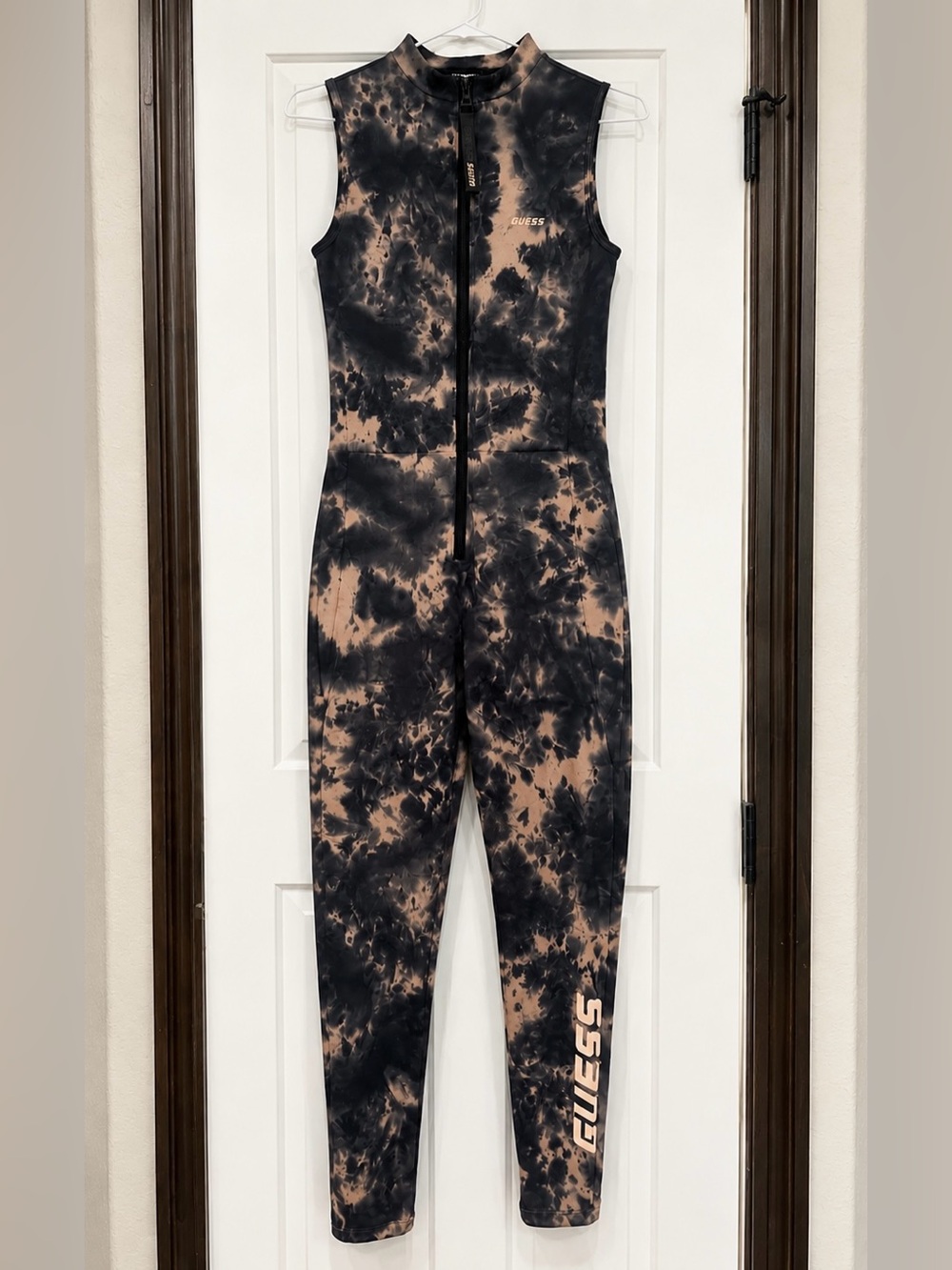 Guess  sleeveless jumpsuit featuring a distinctive grey and beige tie-dye M - Picture 3 of 3